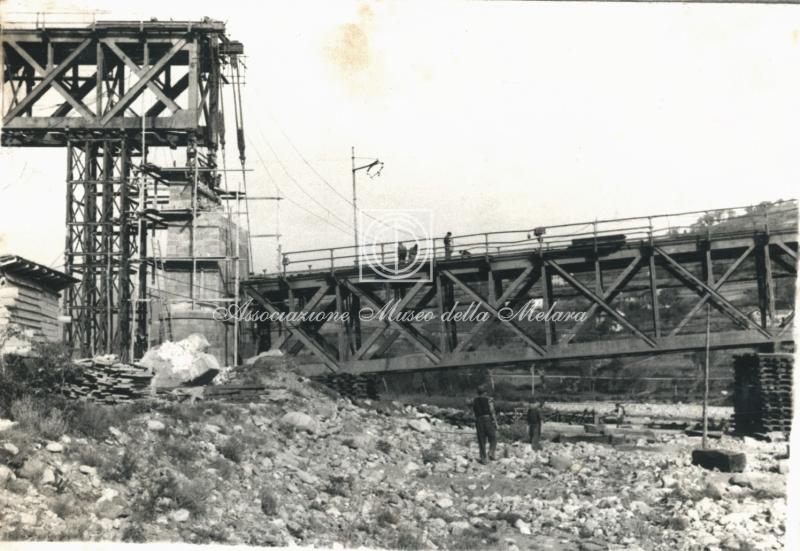 Travata ferroviaria in ricostruzione - vista laterale