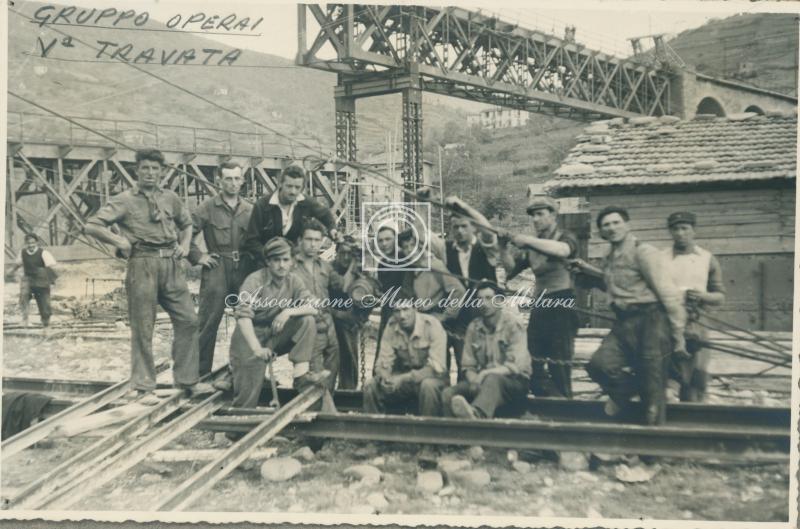 Gruppo di operai della V travata