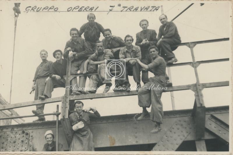 Gruppo di operai sulla settima travata