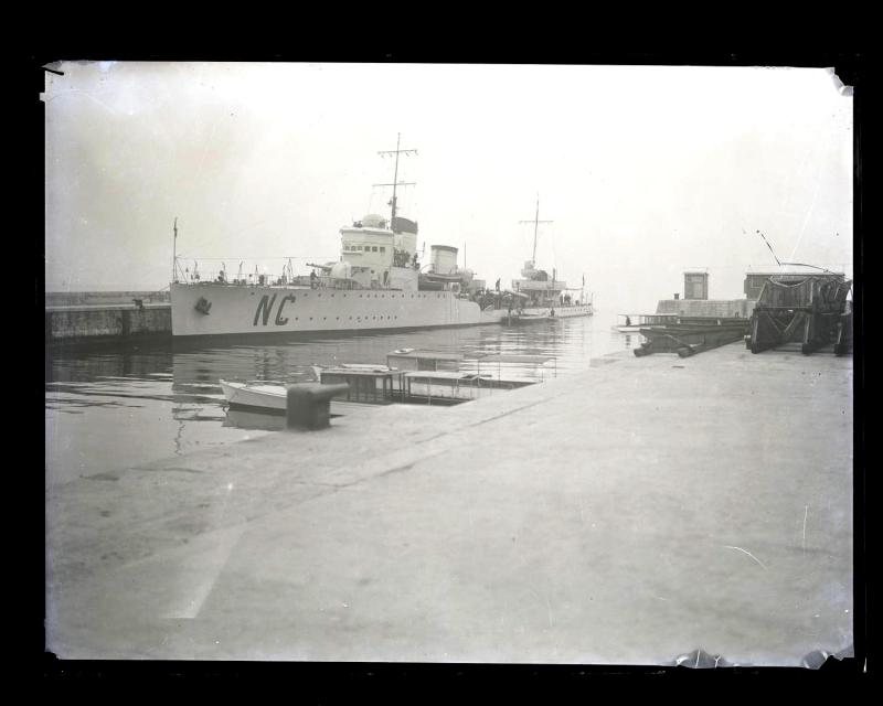 Nave da guerra attraccata