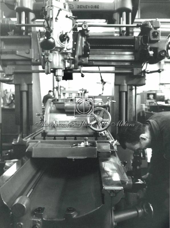 Calibratura nel reparto meccanica di precisione