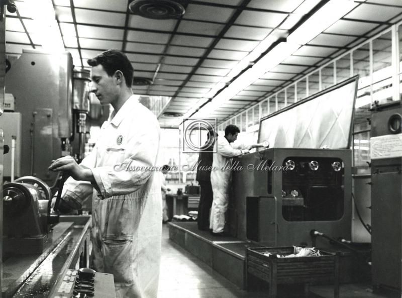 Operaio addetto al tornio al lavoro