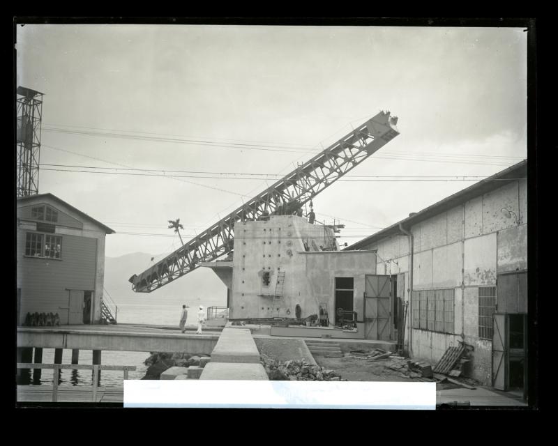 Operai a lavoro sulla catapulta per il collaudo degli aviosiluri del silurificio Whitehead di Fiume