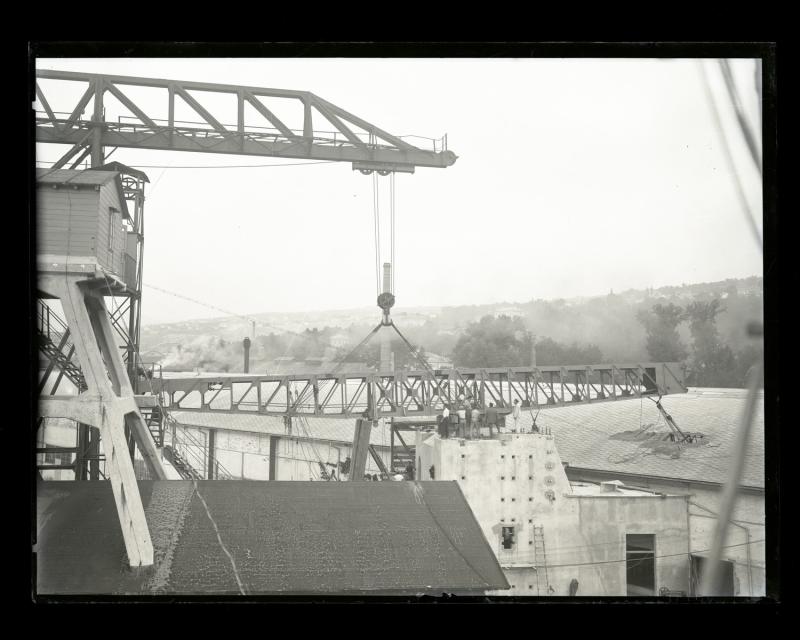 Catapulta per aviosiluri del silurificio Whitehead di Fiume con operai