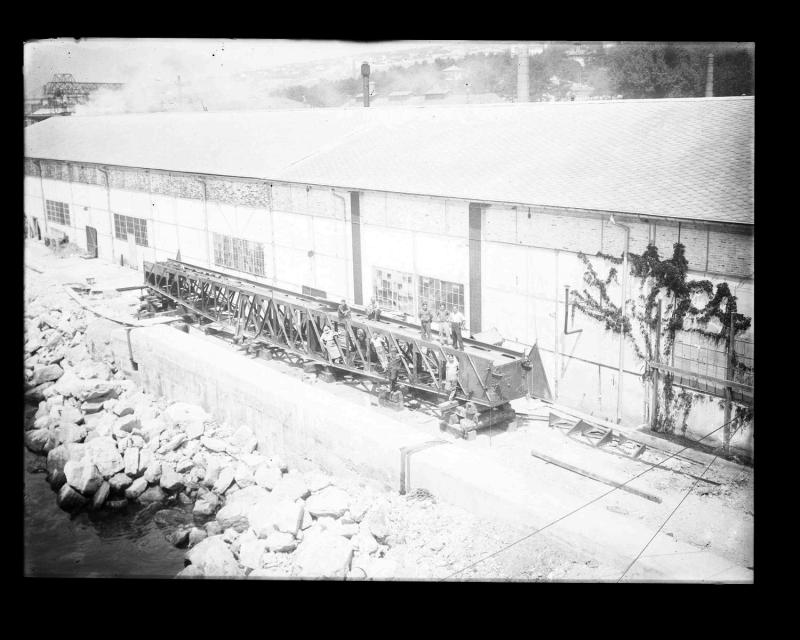 Operai sulla catapulta per aviosiluri del silurificio Whitehead di Fiume prima del montaggio