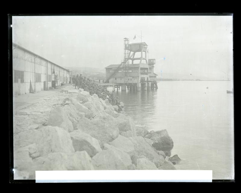 Soldati in pausa di fronte alla stazione di lancio Giuseppe Orlando del silurificio Whitehead di Fiume