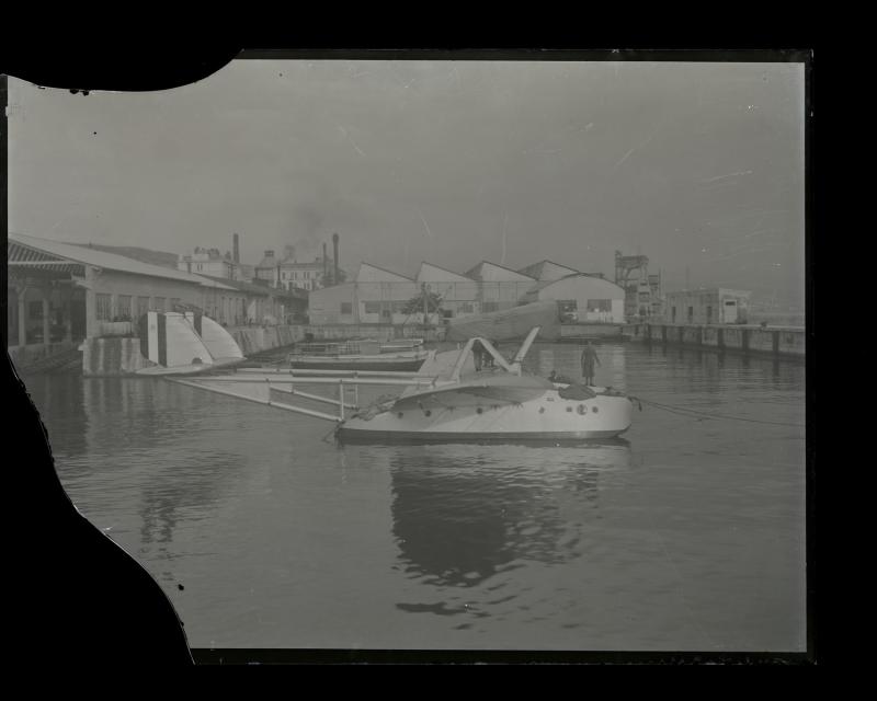 Idrovolante in mare di fronte al silurificio Whitehead di Fiume