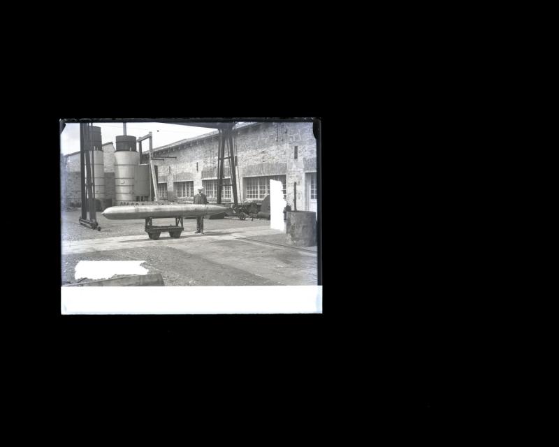 Signore in posa dietro a un siluro all'esterno del silurificio Whitehead di Fiume