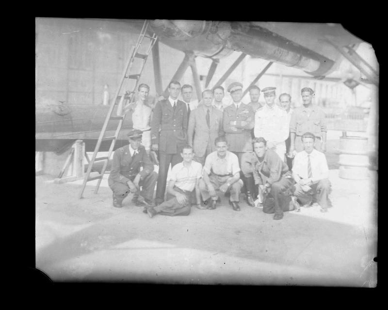 Personale civile e militare in posa sotto idrovolante