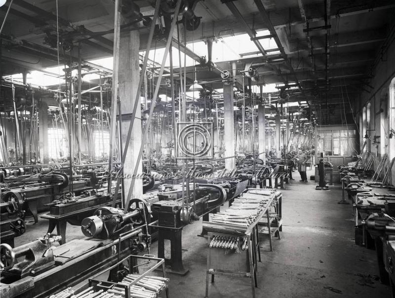 Vecchio Stabilimento. Reparto macchine con operaio al lavoro