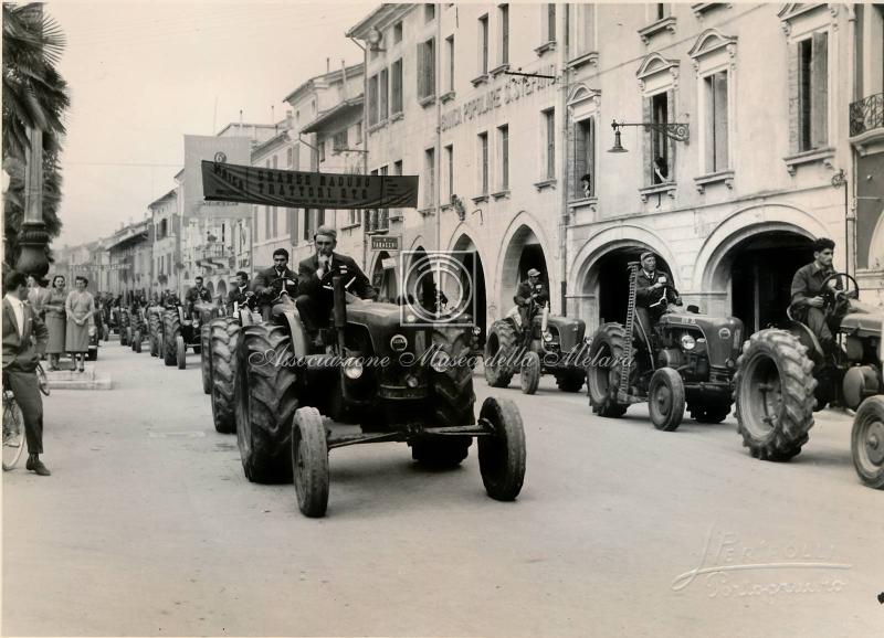 Trattori che sfilano per le vie di Portogruaro