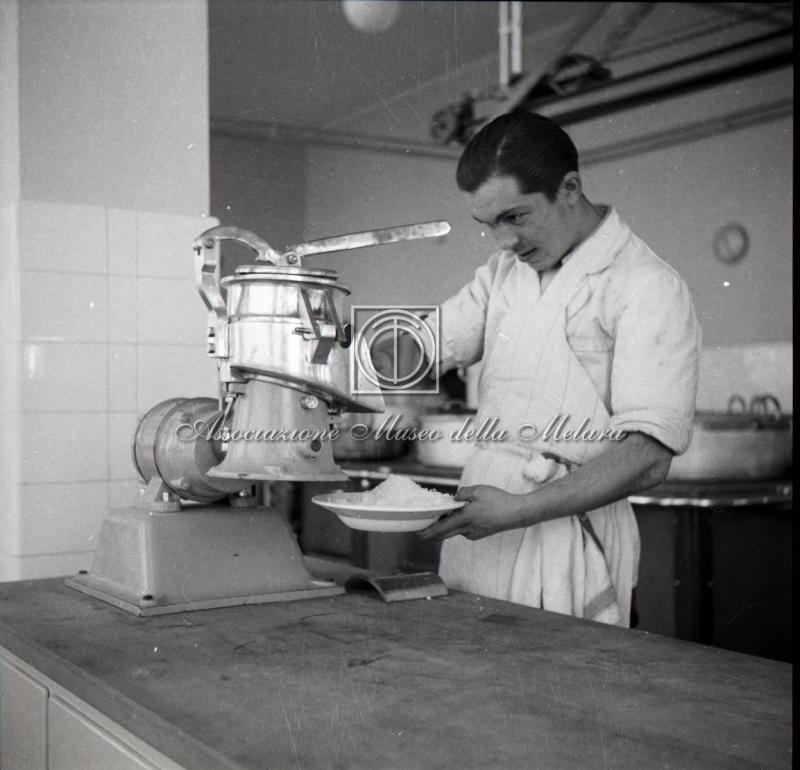Preparazione del formaggio grattugiato