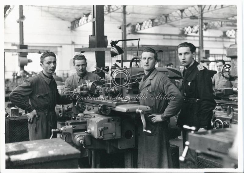 Ritratto di operai e di un gerarca ispettore