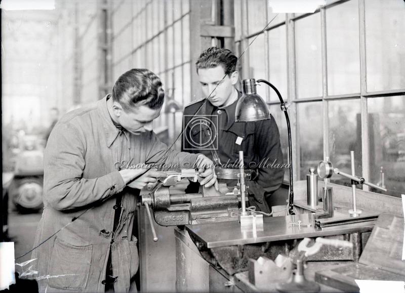 Operaio al lavoro su pressa durante un'ispezione