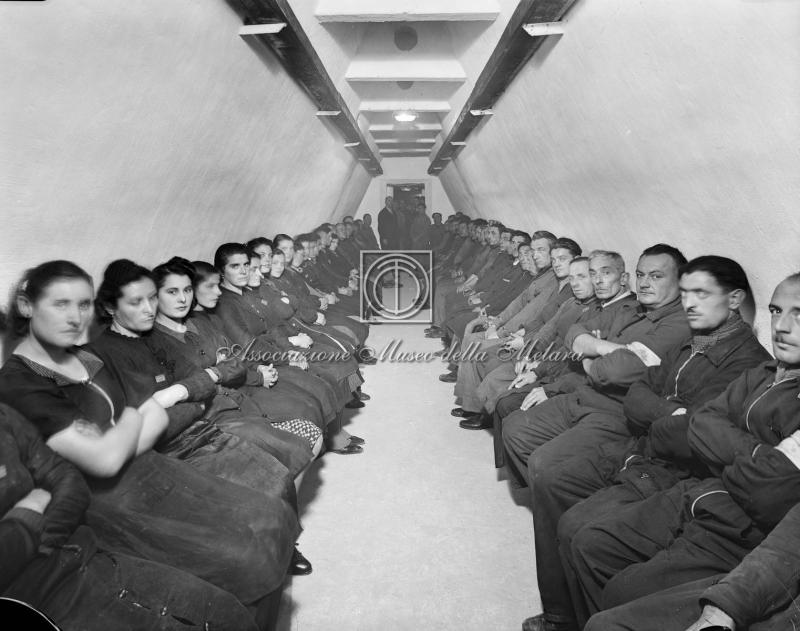 Operai e operaie nel rifugio antiaereo