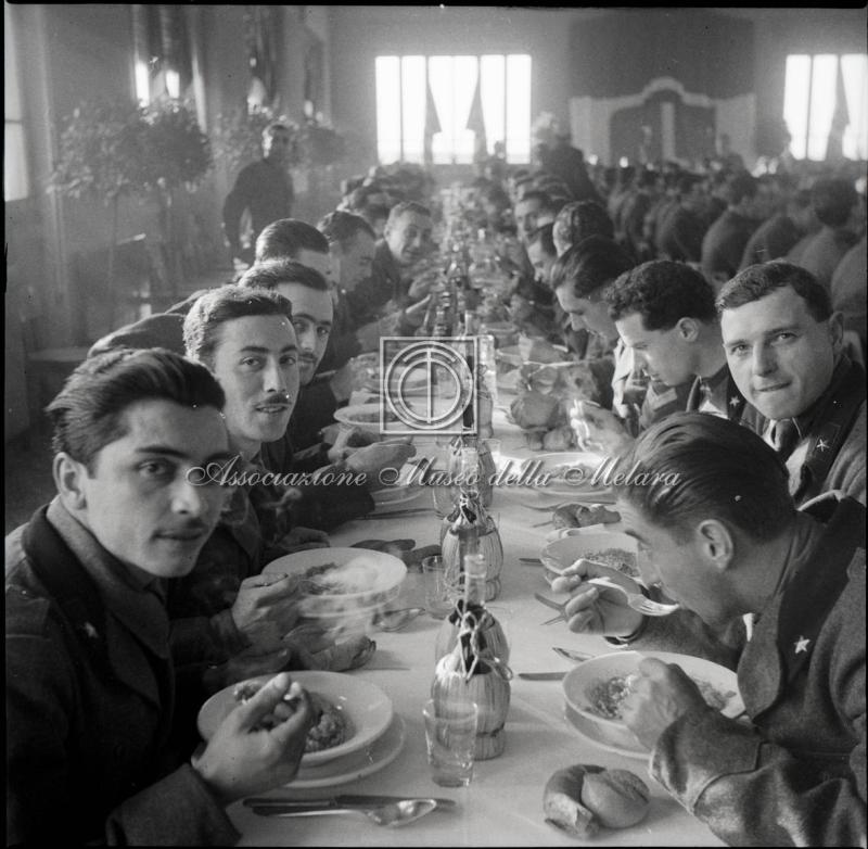 Tavolata di militari in mensa