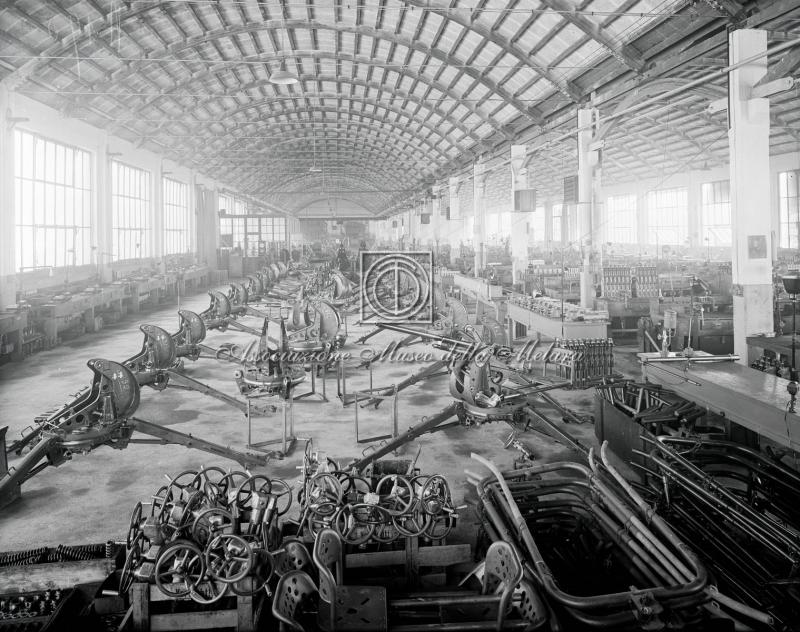 Vista del magazzino con pezzi d'artiglieria