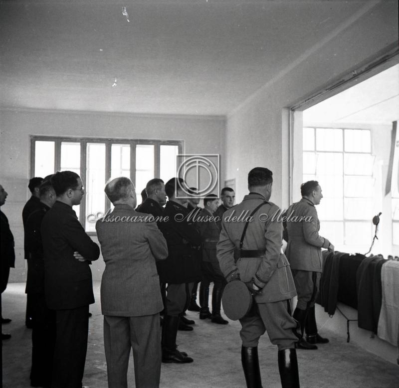 Gerarca impegnato nel discorso con autorità al seguito