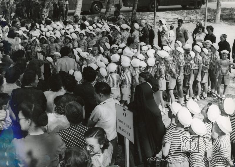 Bambini e bambine pronti a partire