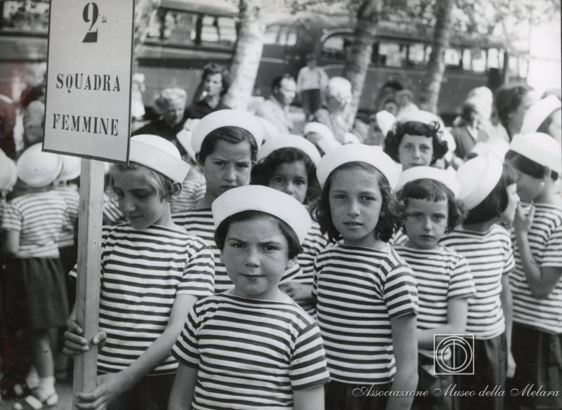 Gruppo di bambine pronte a partire