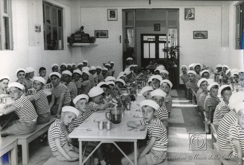 Bambini a pranzo nel refettorio
