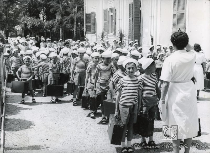 Bambini radunati in cortile