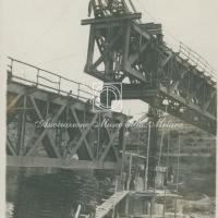 Cantiere in preparazione per il sollevamento di travate