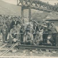 Gruppo di operai in posa