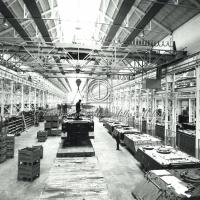 Operai al lavoro nel reparto produzione M113 (2)