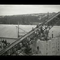 Operai del silurificio Whitehead di Fiume sulla catapulta per il collaudo degli aviosiluri