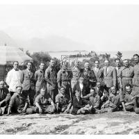 Operai e tecnici in un ritratto di gruppo