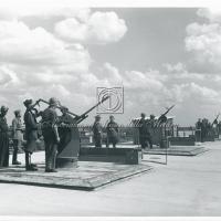 Tecnici e operai durante le prove difensive - Tetto della palazzina della direzione