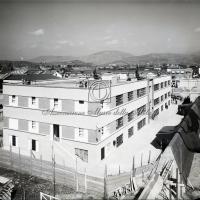 Vista della palazzina e del sottostante bunker durante le prove di difesa contraerea