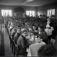 Militari a pranzo in mensa
