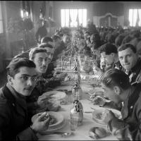 Tavolata di militari in mensa