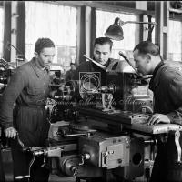 Operai al lavoro su macchinario industriale (2)