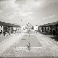 Veduta di capannoni con mascheratura antiaerea