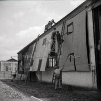 Operai al lavoro per la mascheratura degli edifici