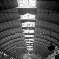 Soffitto di capannone con tende per oscuramento