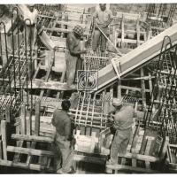 Maestranze operaie costruiscono le fondamenta