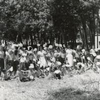 Colonia femminile sul prato - Foto di gruppo