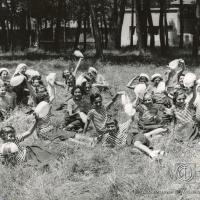 Bambine sedute sull'erba