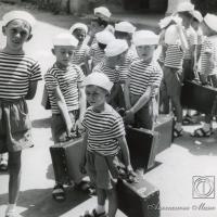 Bambini pronti a partire con le proprie valigie