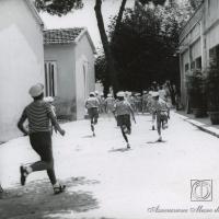 Bambini che corrono durante un gioco